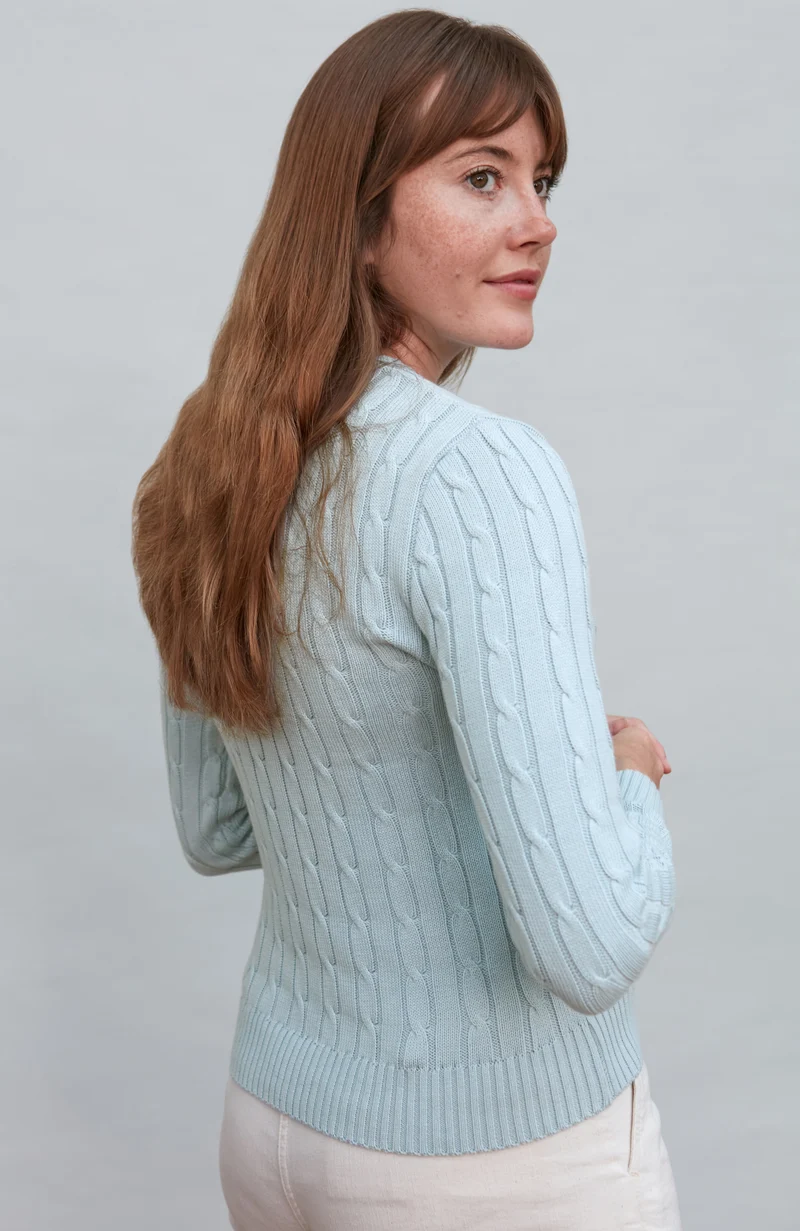 Damenpullover aus 100 % Baumwolle mit Zopfmuster und V-Ausschnitt