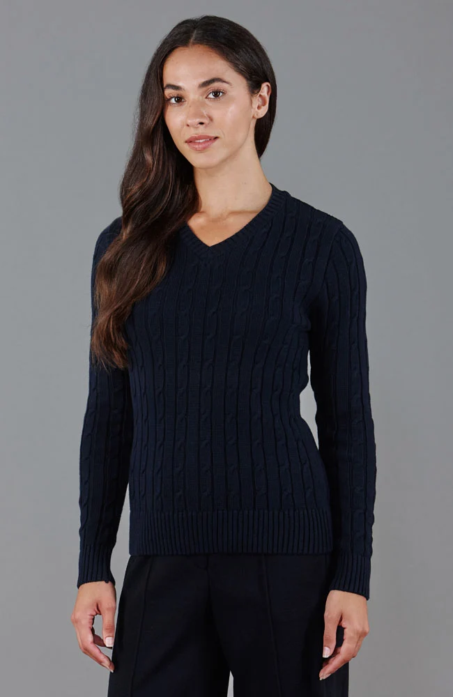 Damenpullover aus 100 % Baumwolle mit Zopfmuster und V-Ausschnitt