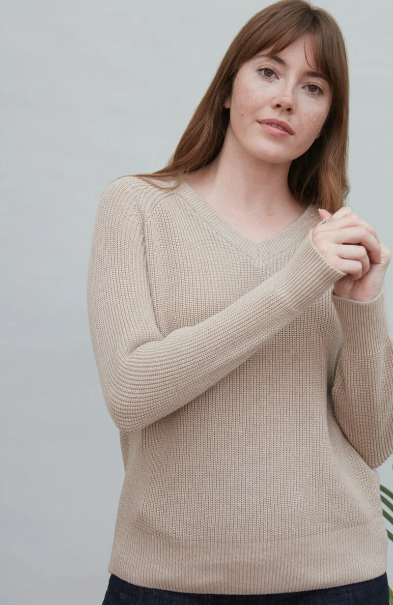 Gerippter Damenpullover mit V-Ausschnitt aus 100 % Baumwolle