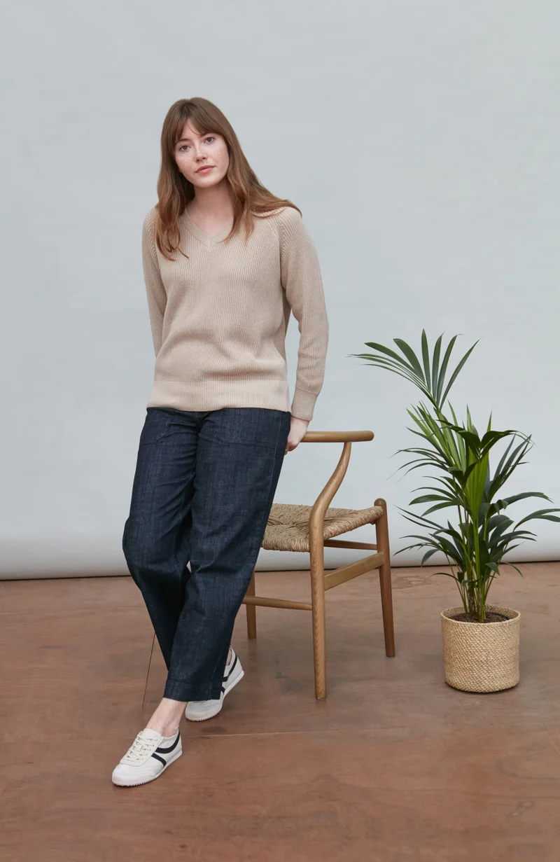 Gerippter Damenpullover mit V-Ausschnitt aus 100 % Baumwolle