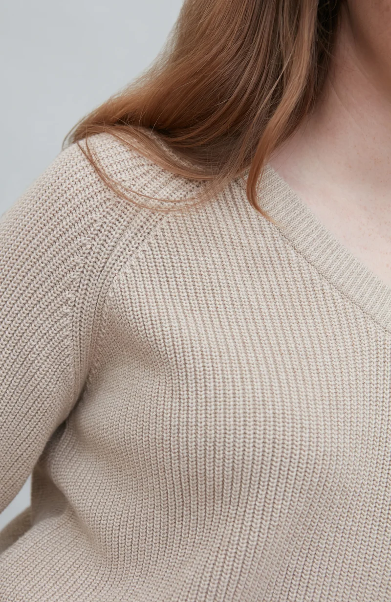Gerippter Damenpullover mit V-Ausschnitt aus 100 % Baumwolle