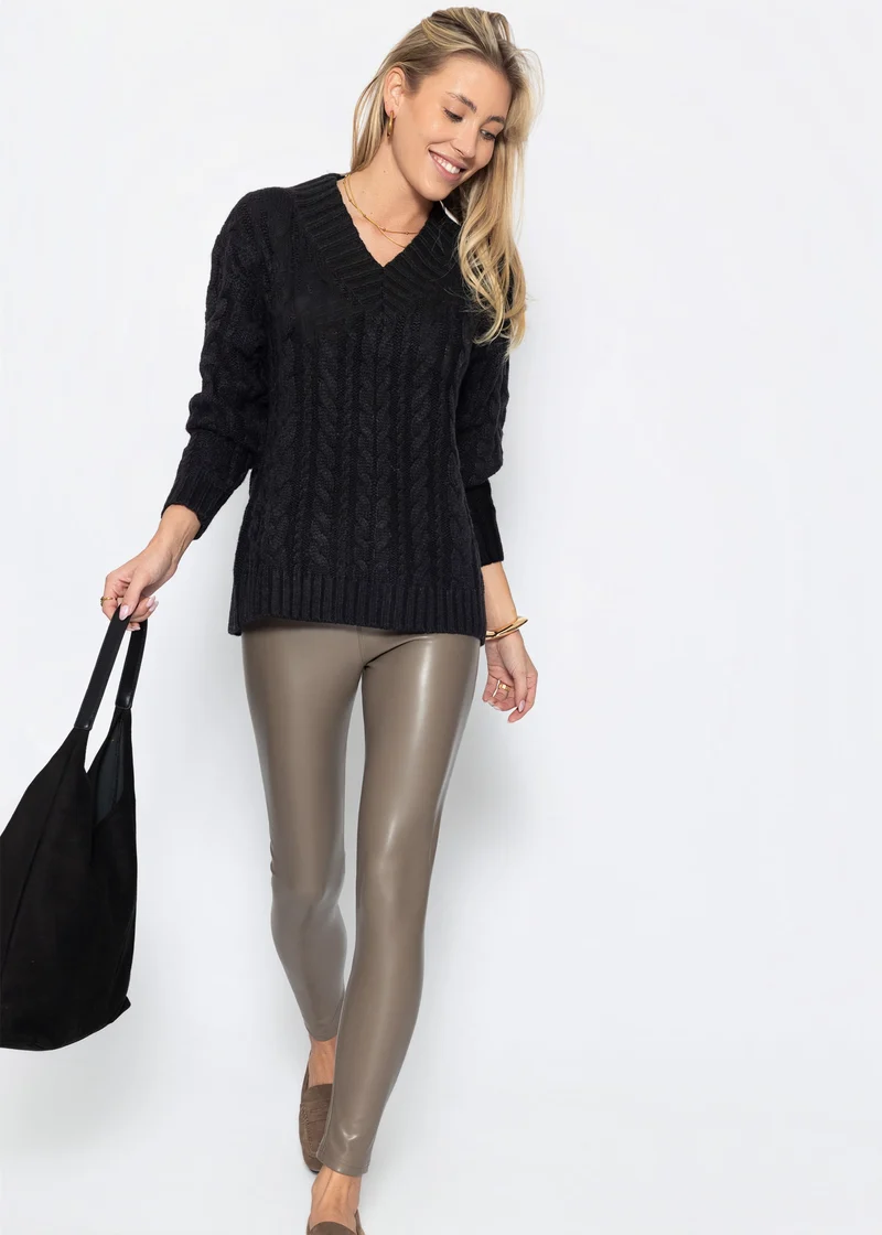 Zopfstrickpullover mit V-Ausschnitt - schwarz