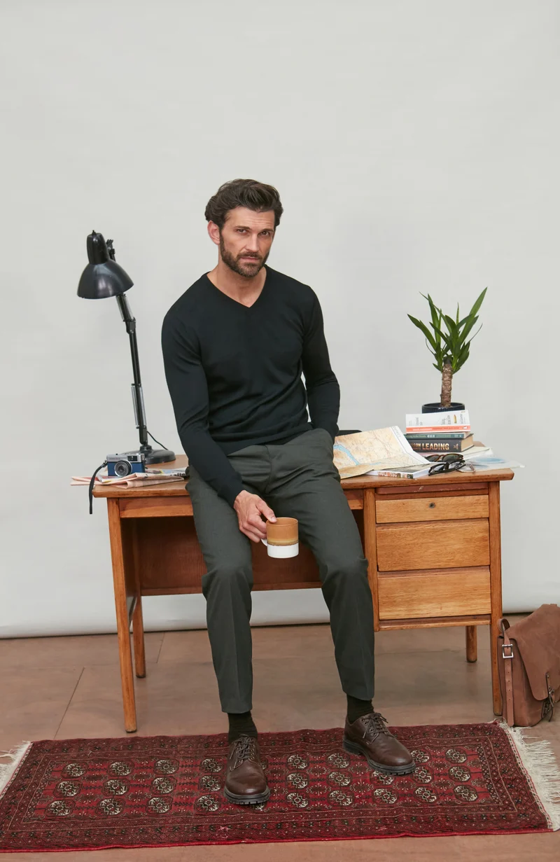 Extrafeiner Herren-Pullover aus Merinowolle mit V-Ausschnitt