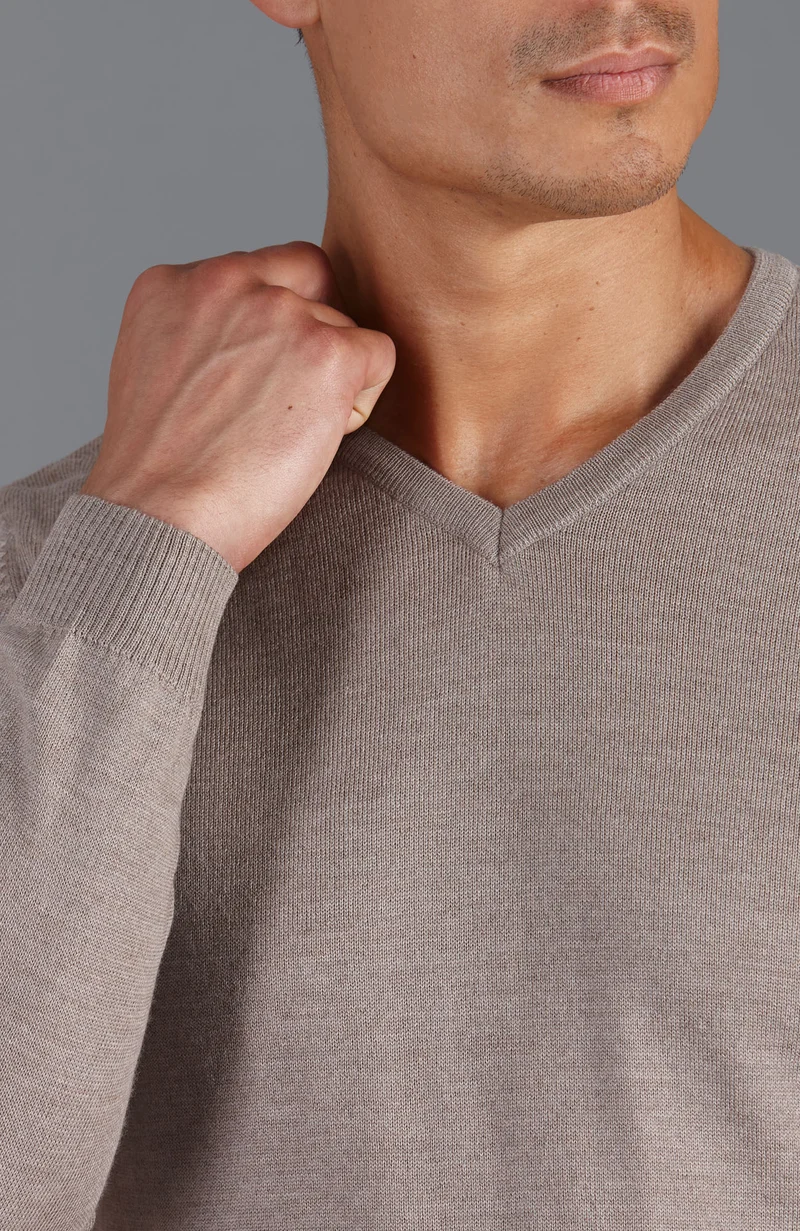Extrafeiner Herren-Pullover aus Merinowolle mit V-Ausschnitt
