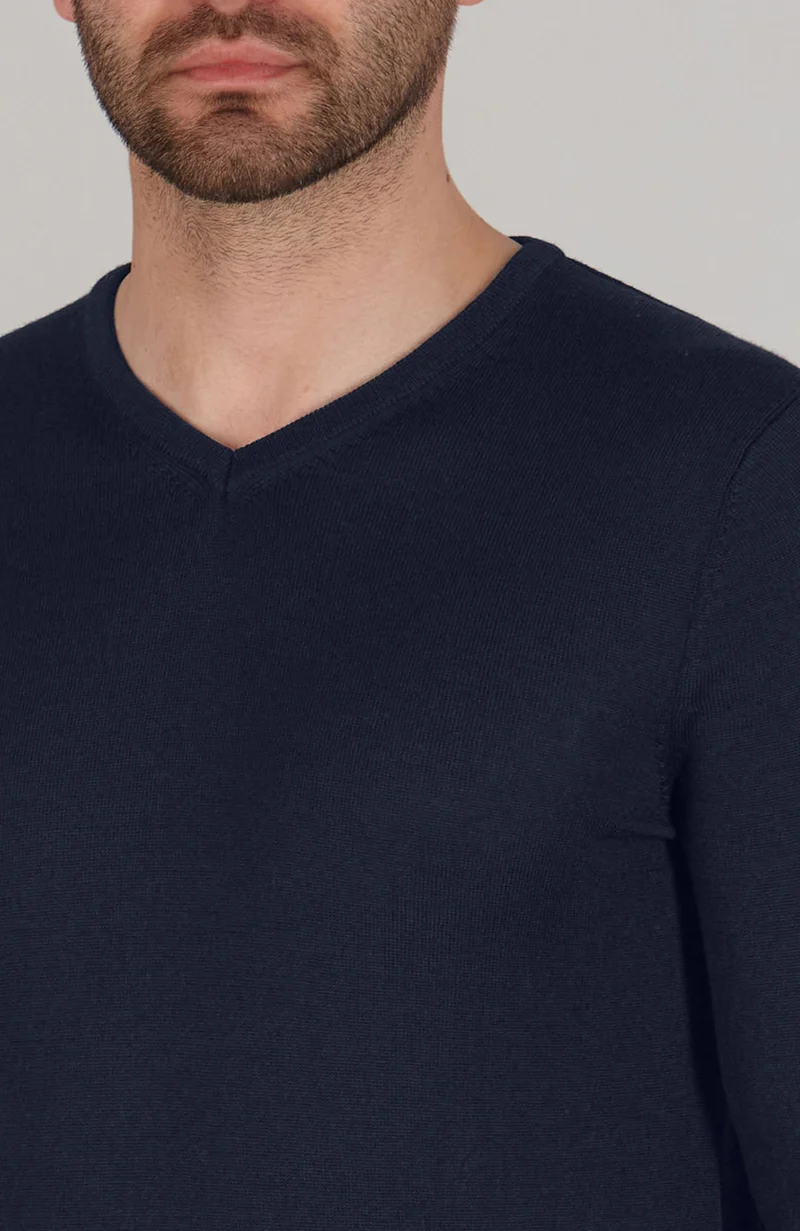 Extrafeiner Herren-Pullover aus Merinowolle mit V-Ausschnitt