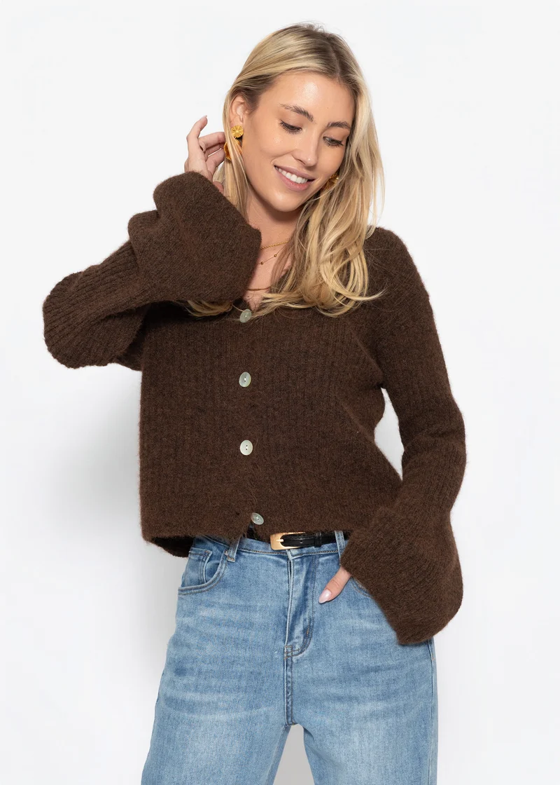Strickjacke mit Trompetenärmeln - braun