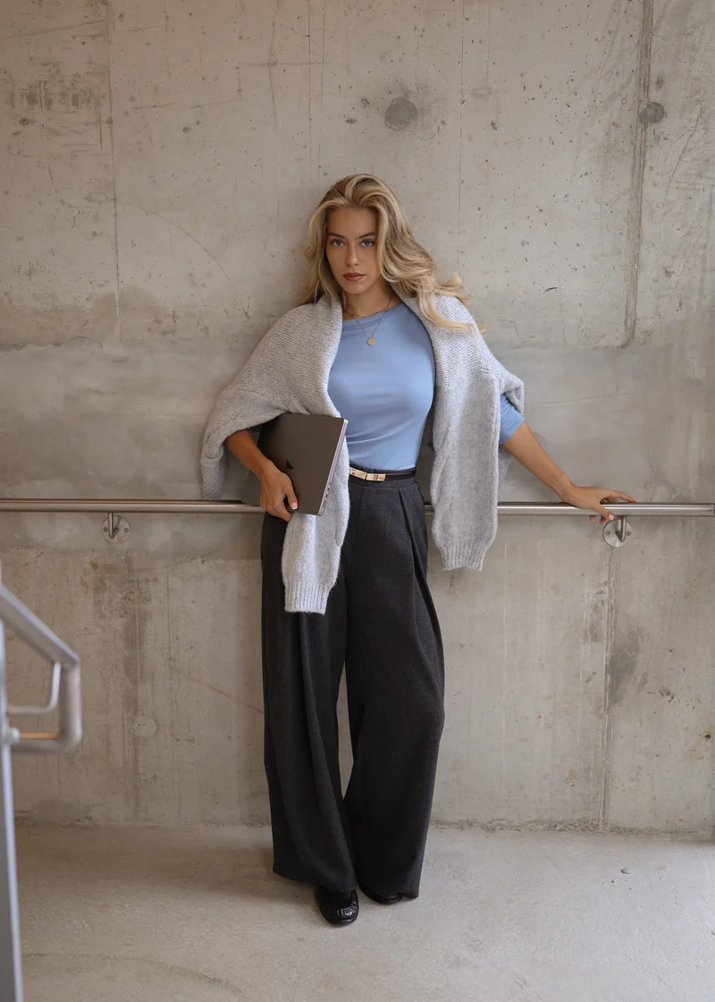 Grob gestrickter Cardigan mit Zopfmuster - hellgrau