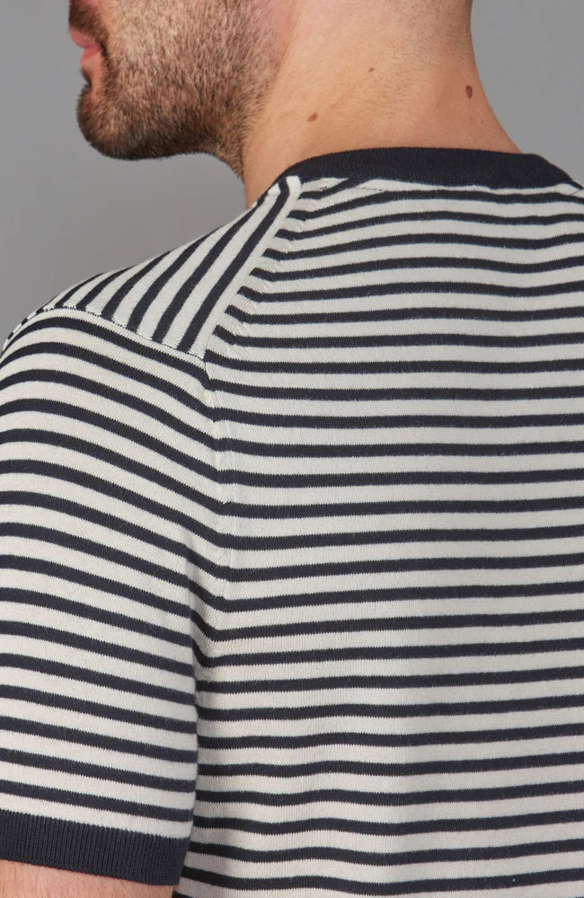 Herren-T-Shirt aus 100 % ultrafeiner Baumwolle, gestrickt, mit schmalen bretonischen Streifen
