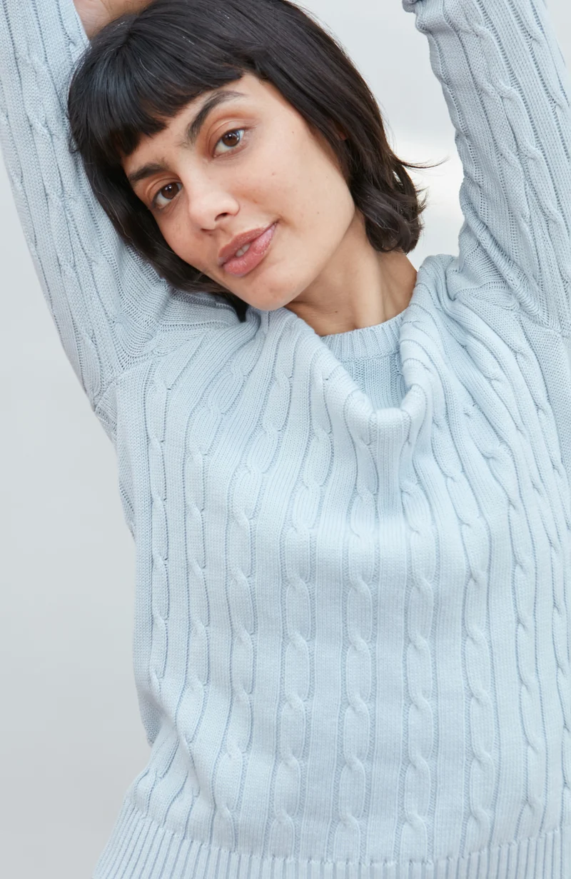 Damenpullover aus 100 % Baumwolle mit Rundhalsausschnitt und Zopfmuster