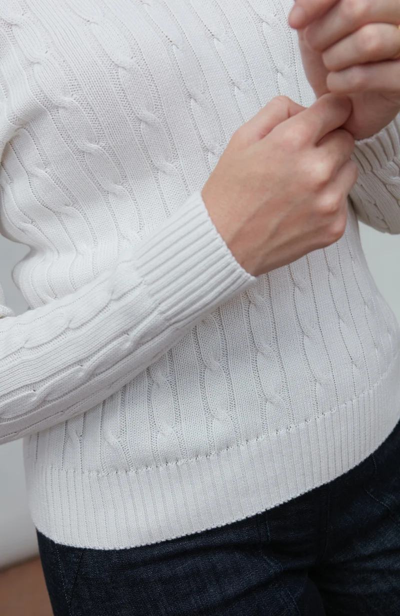 Damenpullover aus 100 % Baumwolle mit Rundhalsausschnitt und Zopfmuster