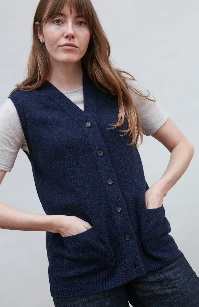 Damenweste aus 100 % Lammwolle mit V-Ausschnitt und Taschen