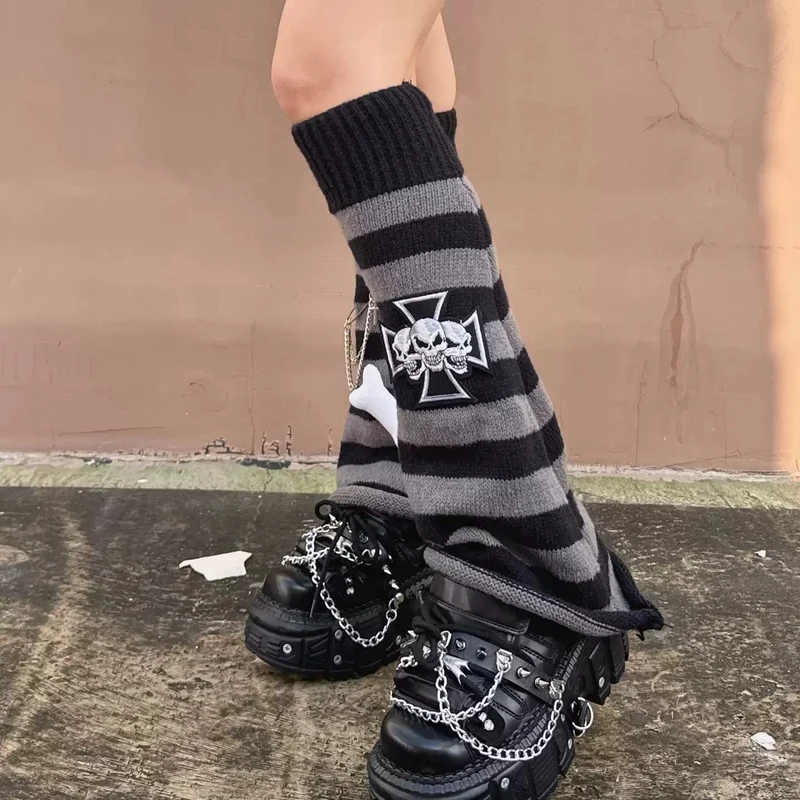 Punkige Damen-Plateauschuhe mit Nieten und Ketten