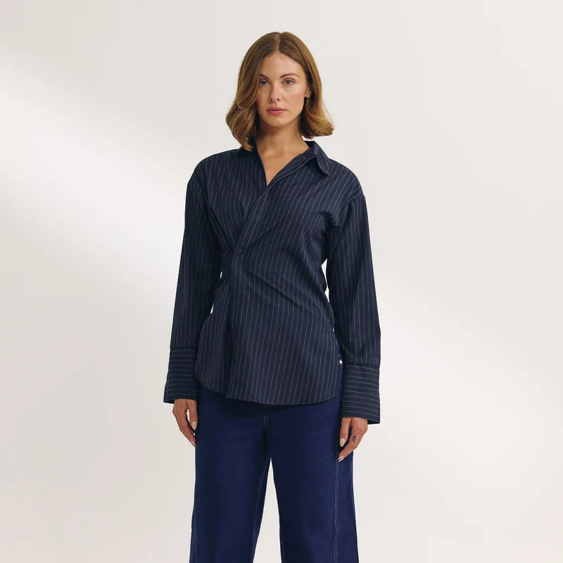 Asymmetrisches Hemd - Marineblauer Nadelstreifen