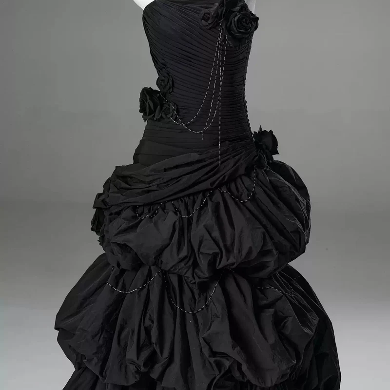 Maßgeschneidertes gotisches 3D-Rosenketten-Stufenkleid mit Raffungen, trägerlos, Abschlusskleid, Hochzeitskleid