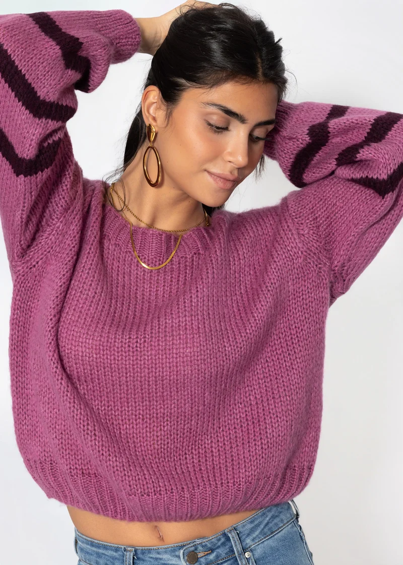 Kurzer Strickpullover mit gestreiften Ärmeln - beere