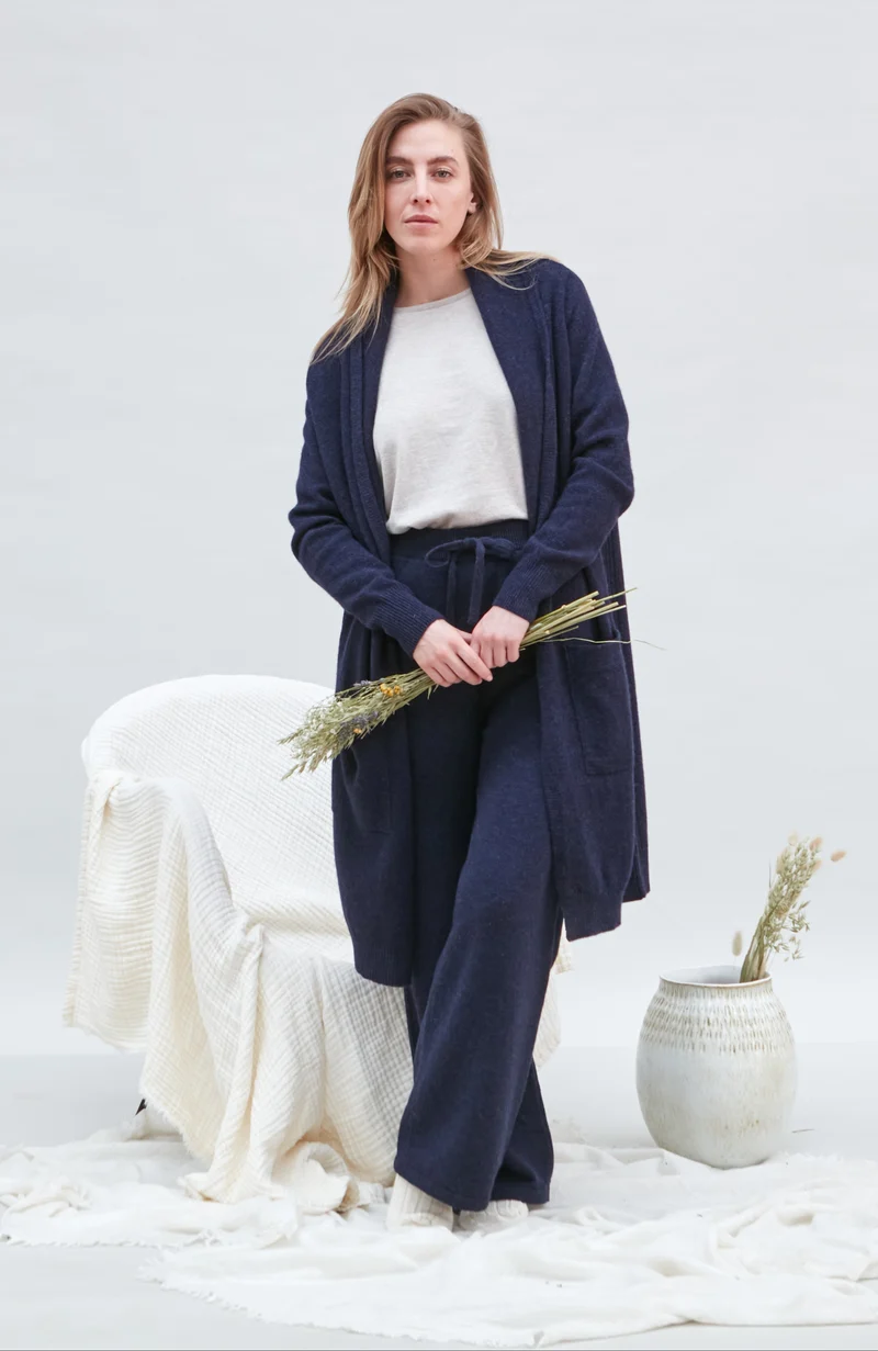 Langer Damen-Cardigan aus reiner Lammwolle mit Taschen