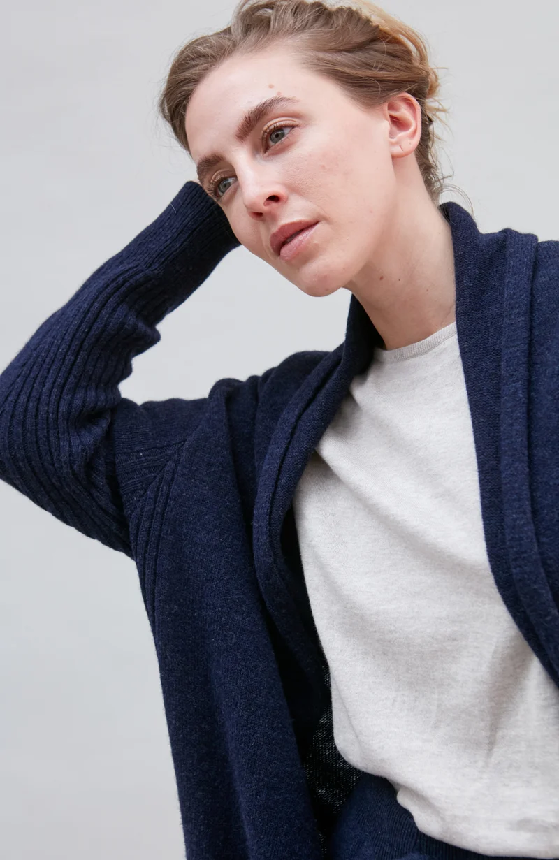 Langer Damen-Cardigan aus reiner Lammwolle mit Taschen