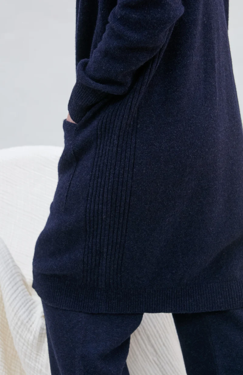 Langer Damen-Cardigan aus reiner Lammwolle mit Taschen