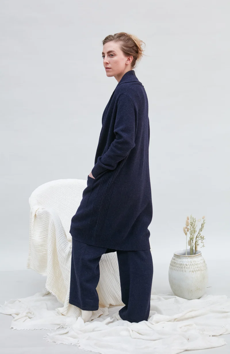 Langer Damen-Cardigan aus reiner Lammwolle mit Taschen