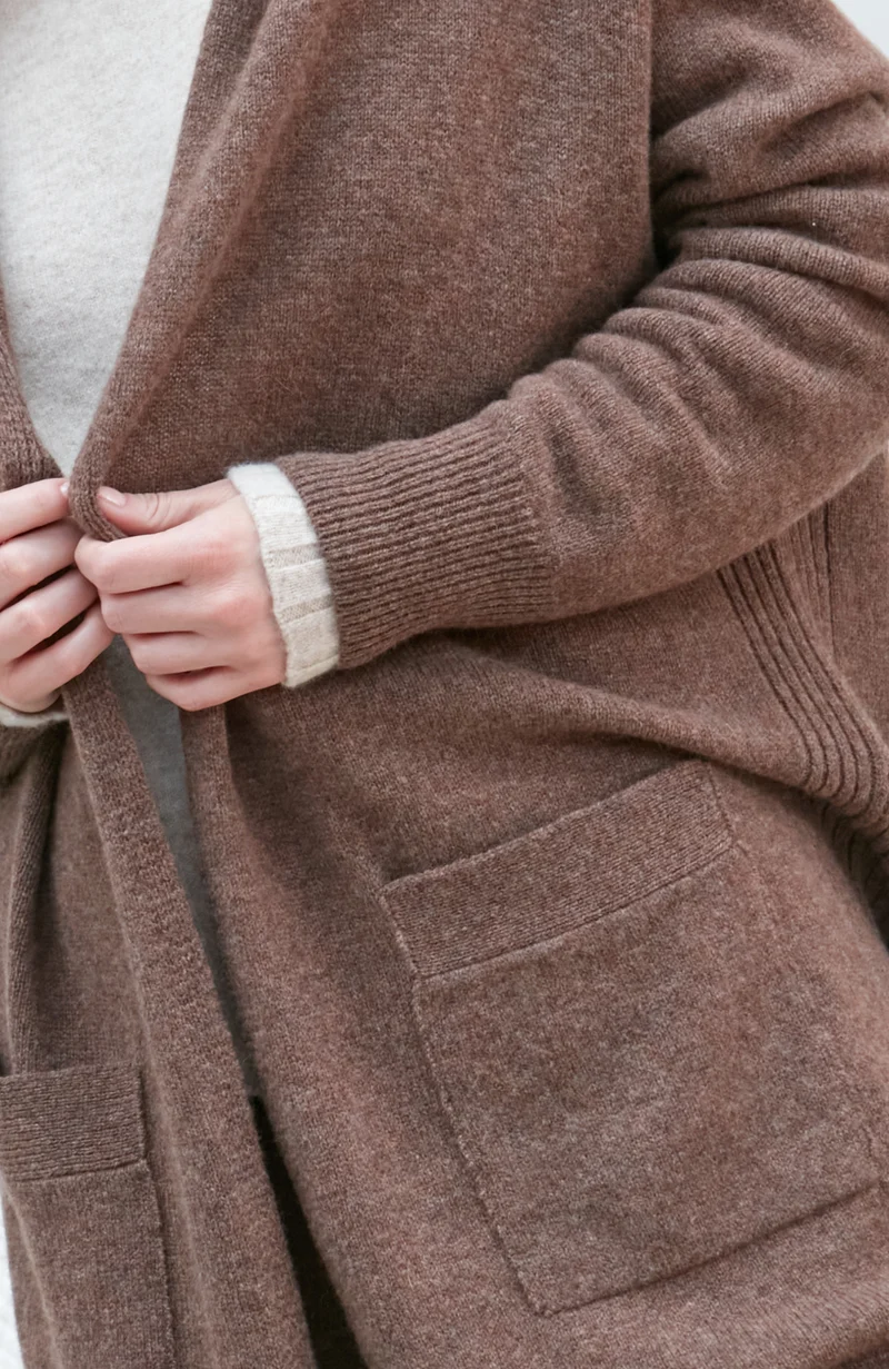 Langer Damen-Cardigan aus reiner Lammwolle mit Taschen