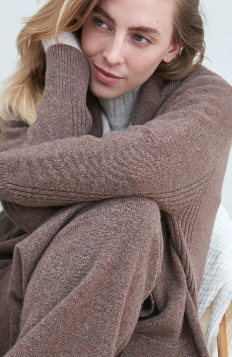 Langer Damen-Cardigan aus reiner Lammwolle mit Taschen