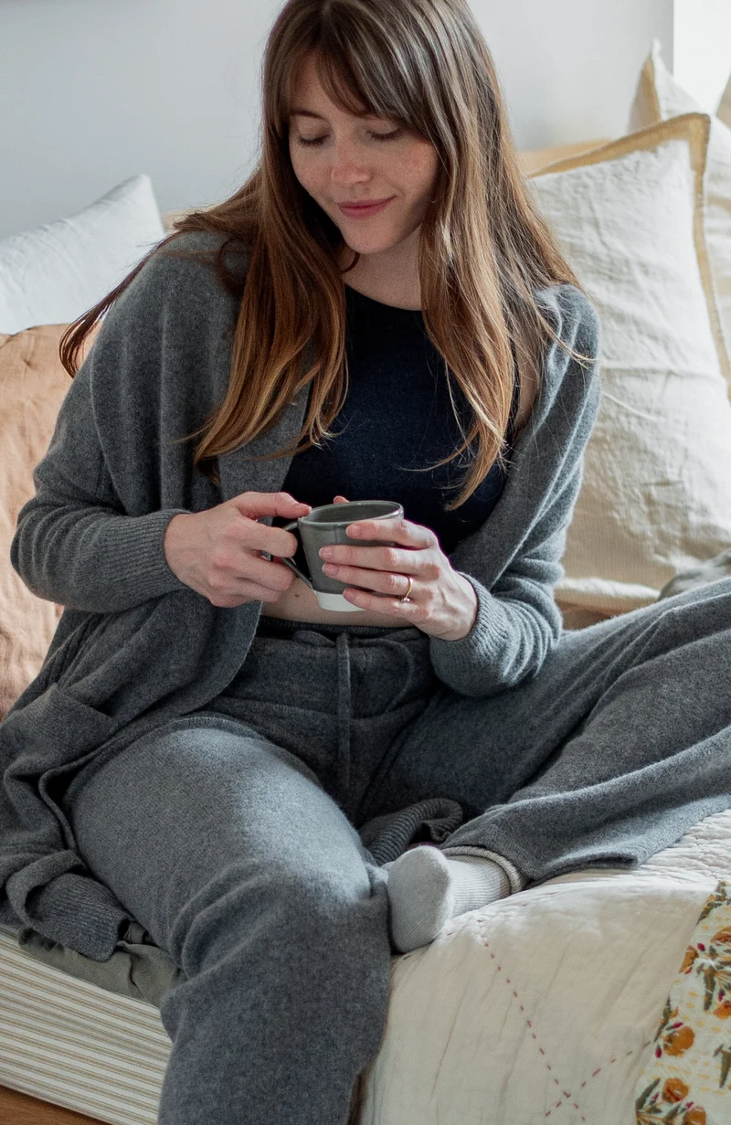Langer Damen-Cardigan aus reiner Lammwolle mit Taschen
