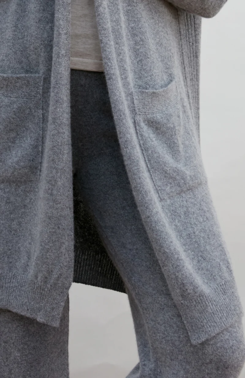 Langer Damen-Cardigan aus reiner Lammwolle mit Taschen