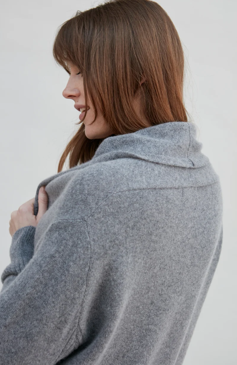 Langer Damen-Cardigan aus reiner Lammwolle mit Taschen