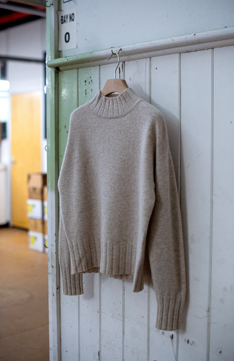 Damenpullover aus 100 % Lammwolle mit Kragen