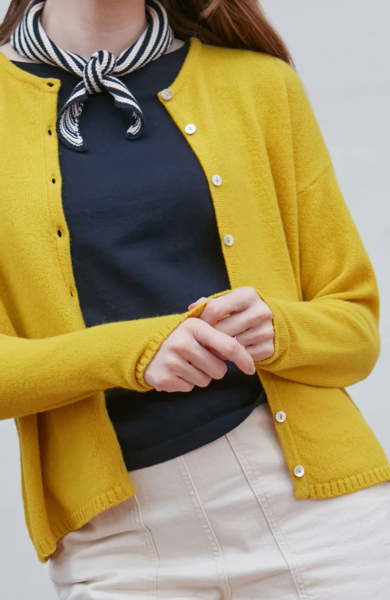 Mittelschwerer Damen-Cardigan mit Rundhalsausschnitt aus 100 % Lammwolle