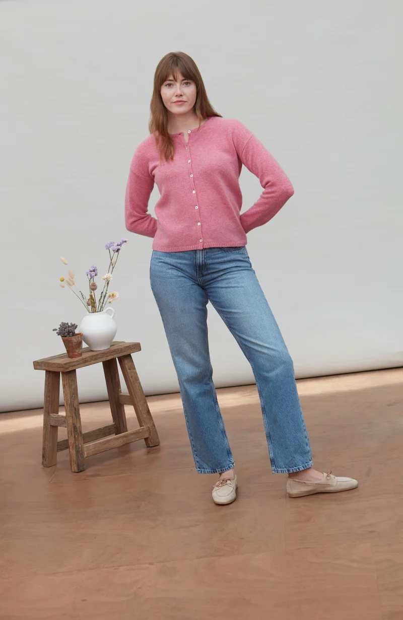 Mittelschwerer Damen-Cardigan mit Rundhalsausschnitt aus 100 % Lammwolle