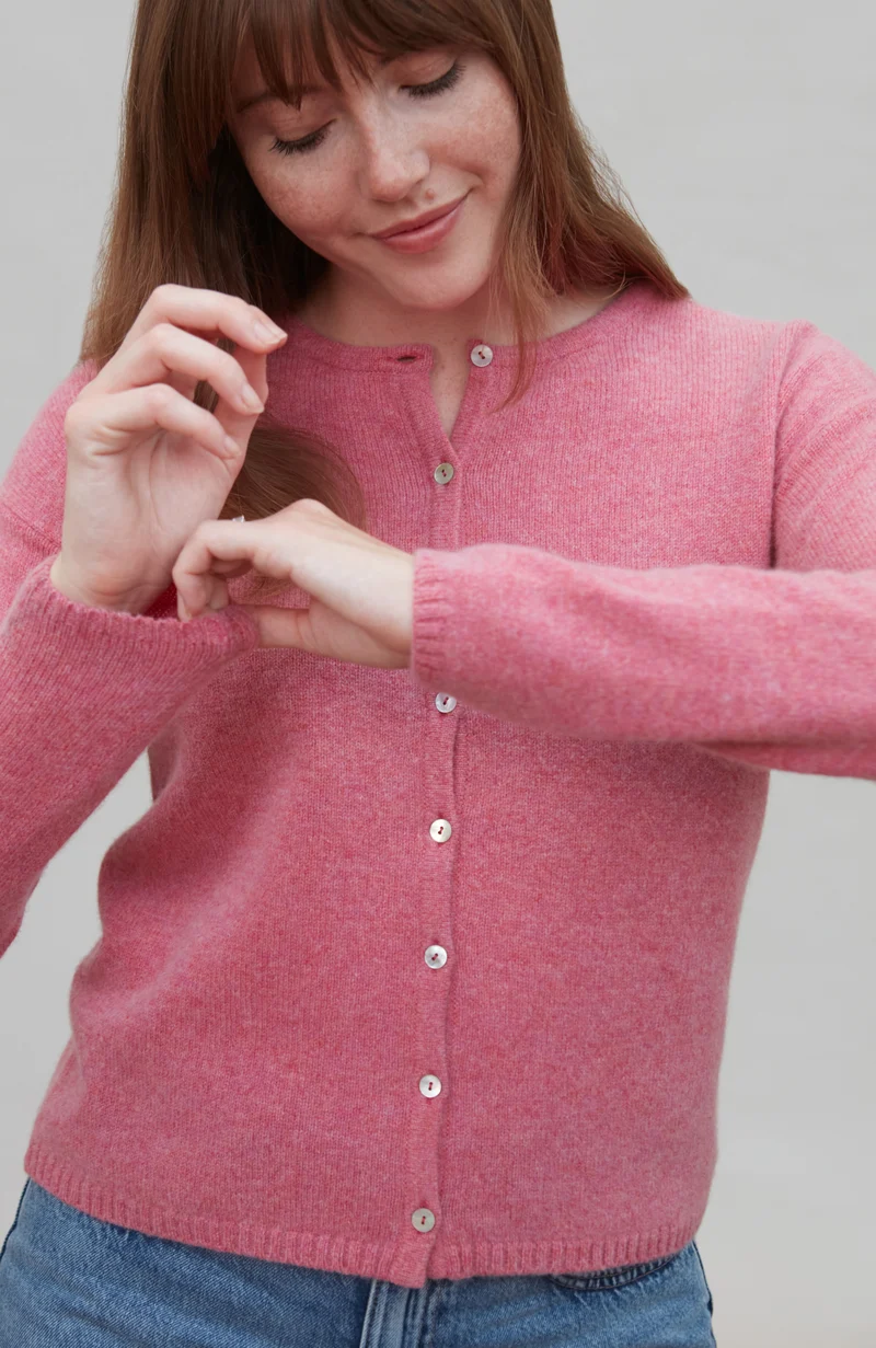 Mittelschwerer Damen-Cardigan mit Rundhalsausschnitt aus 100 % Lammwolle