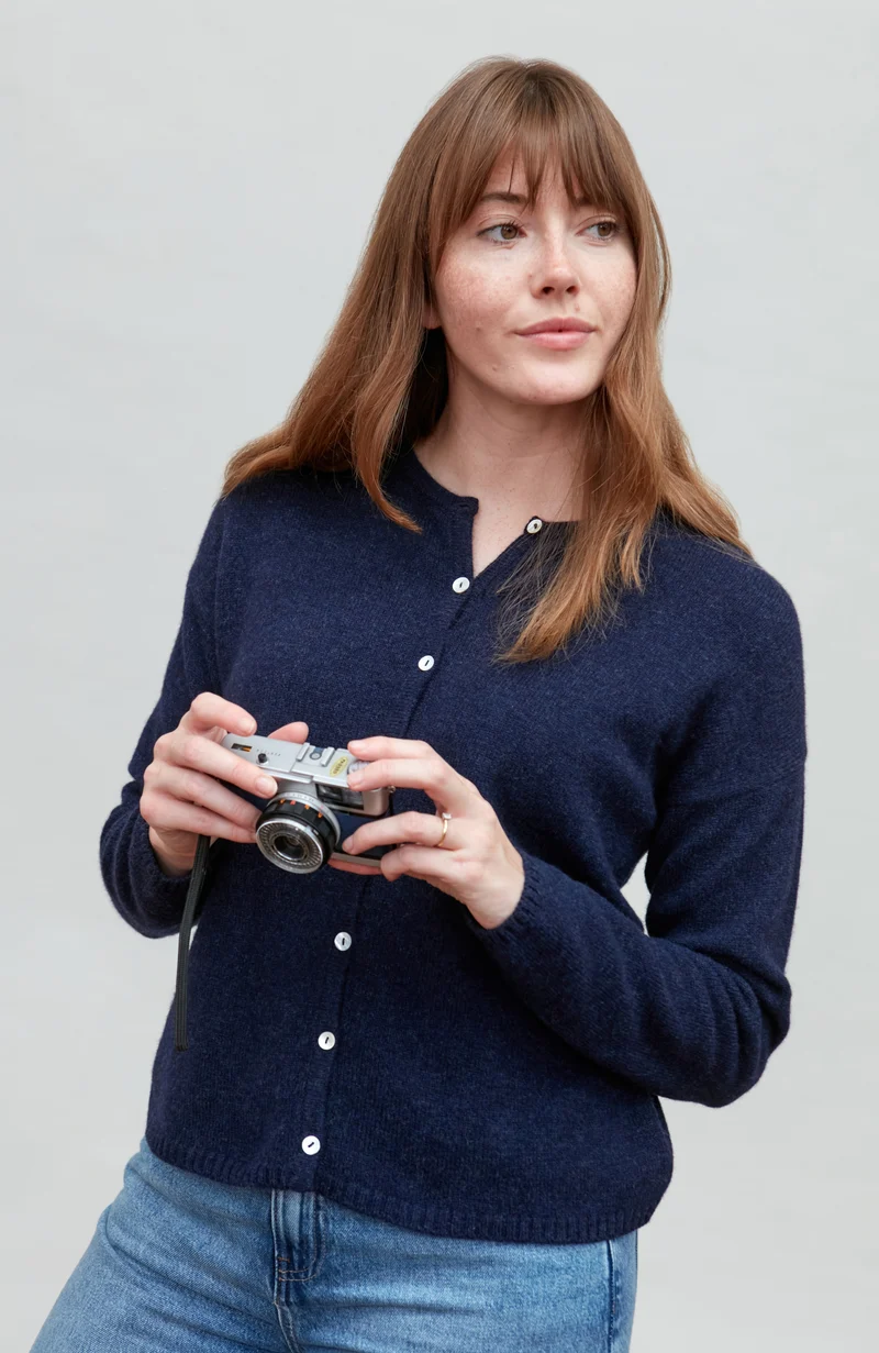 Mittelschwerer Damen-Cardigan mit Rundhalsausschnitt aus 100 % Lammwolle