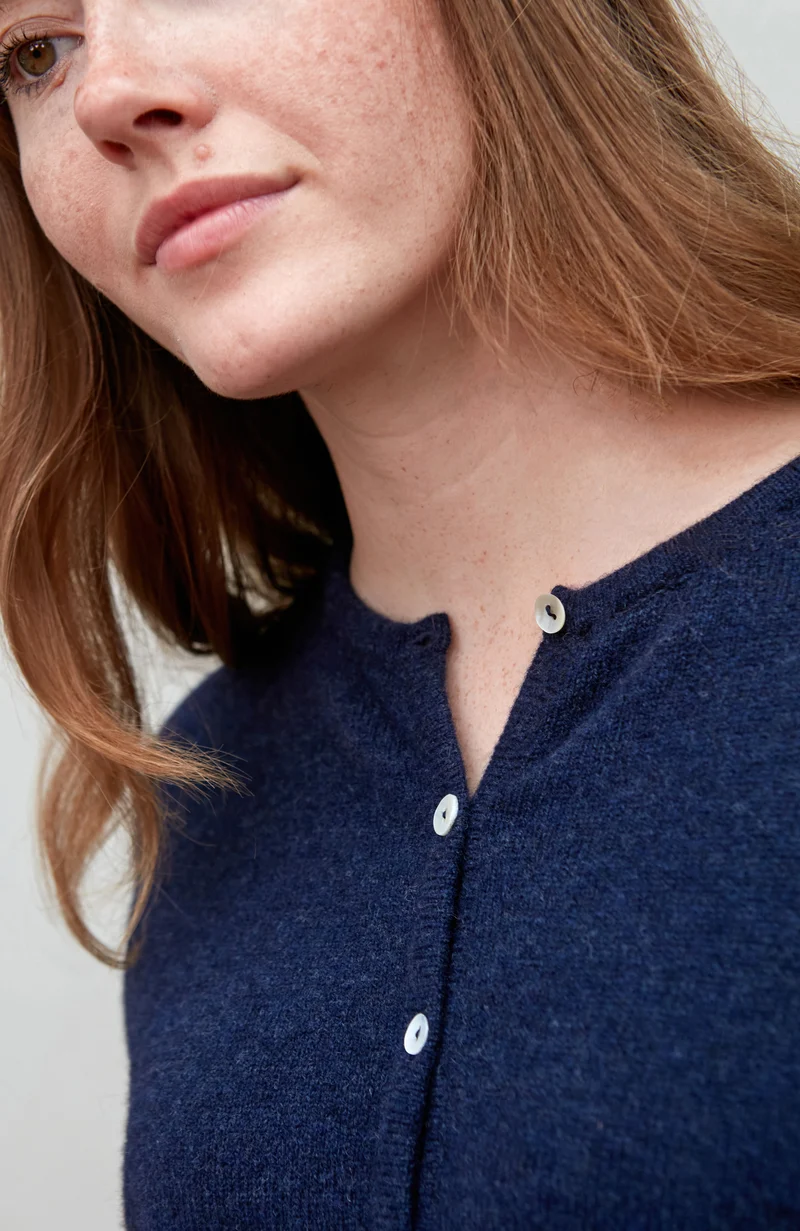 Mittelschwerer Damen-Cardigan mit Rundhalsausschnitt aus 100 % Lammwolle