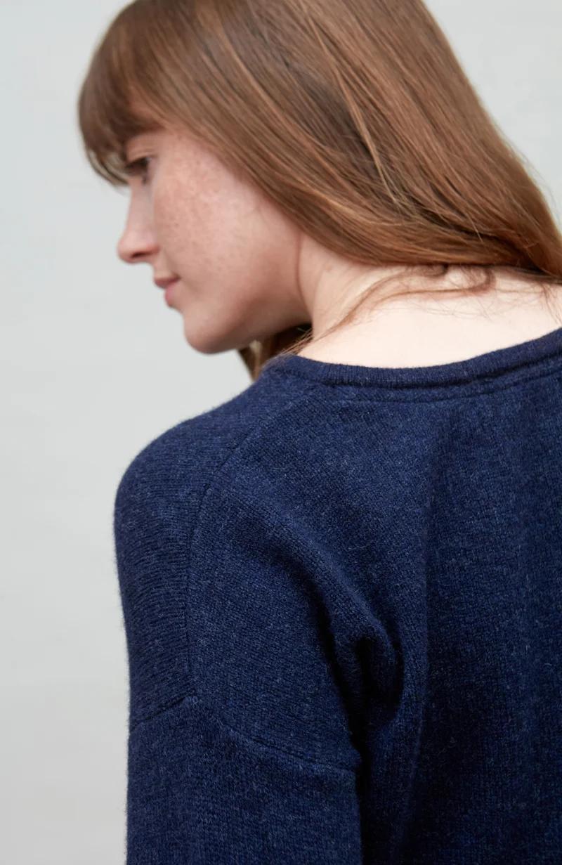 Mittelschwerer Damen-Cardigan mit Rundhalsausschnitt aus 100 % Lammwolle