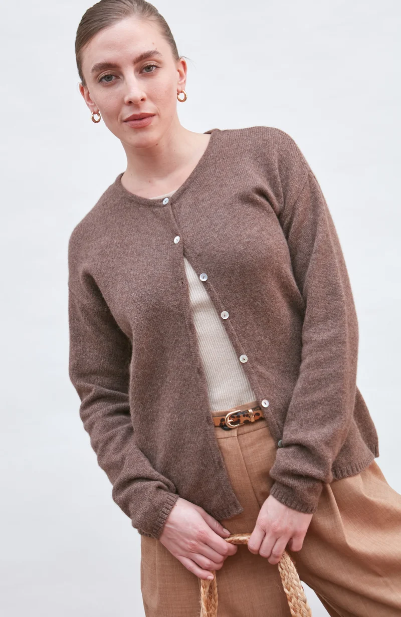 Mittelschwerer Damen-Cardigan mit Rundhalsausschnitt aus 100 % Lammwolle