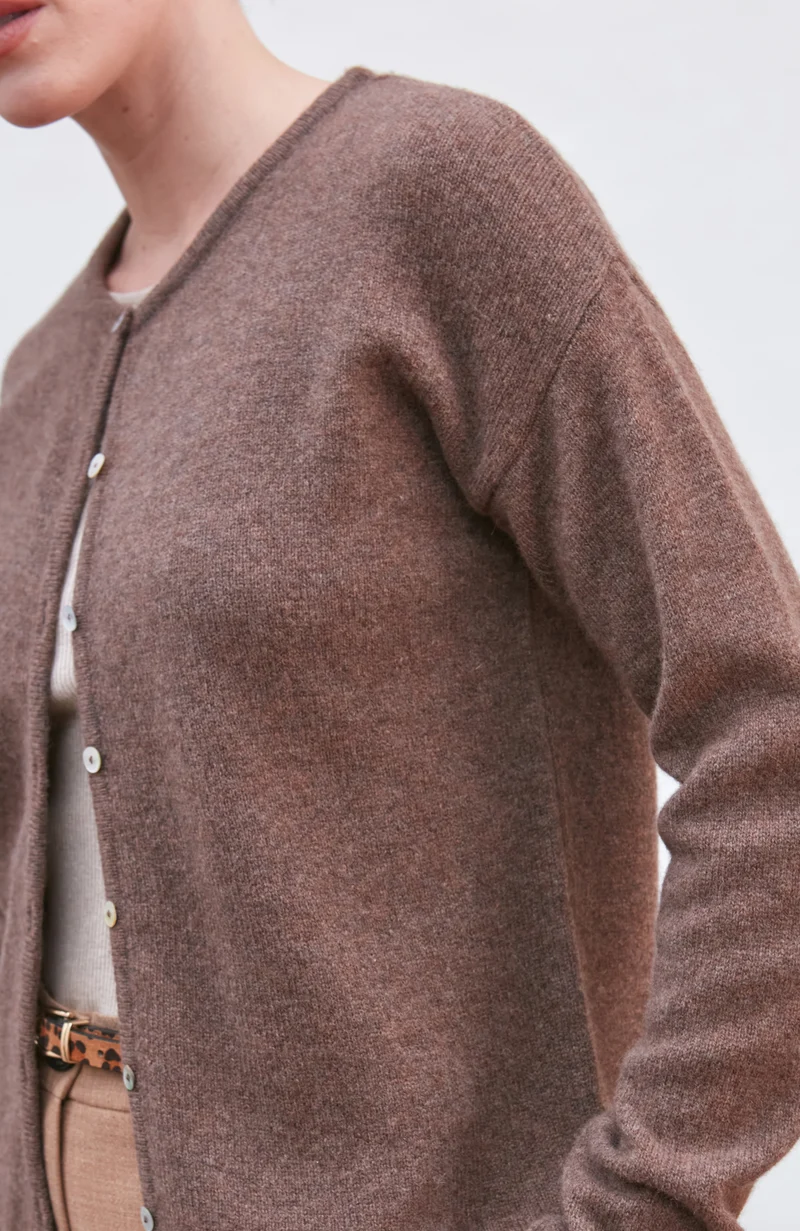 Mittelschwerer Damen-Cardigan mit Rundhalsausschnitt aus 100 % Lammwolle