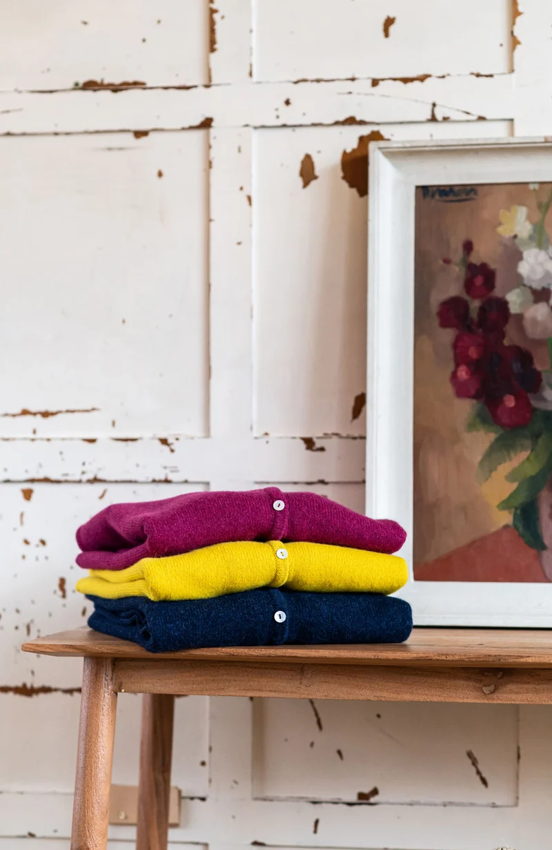 Mittelschwerer Damen-Cardigan mit Rundhalsausschnitt aus 100 % Lammwolle