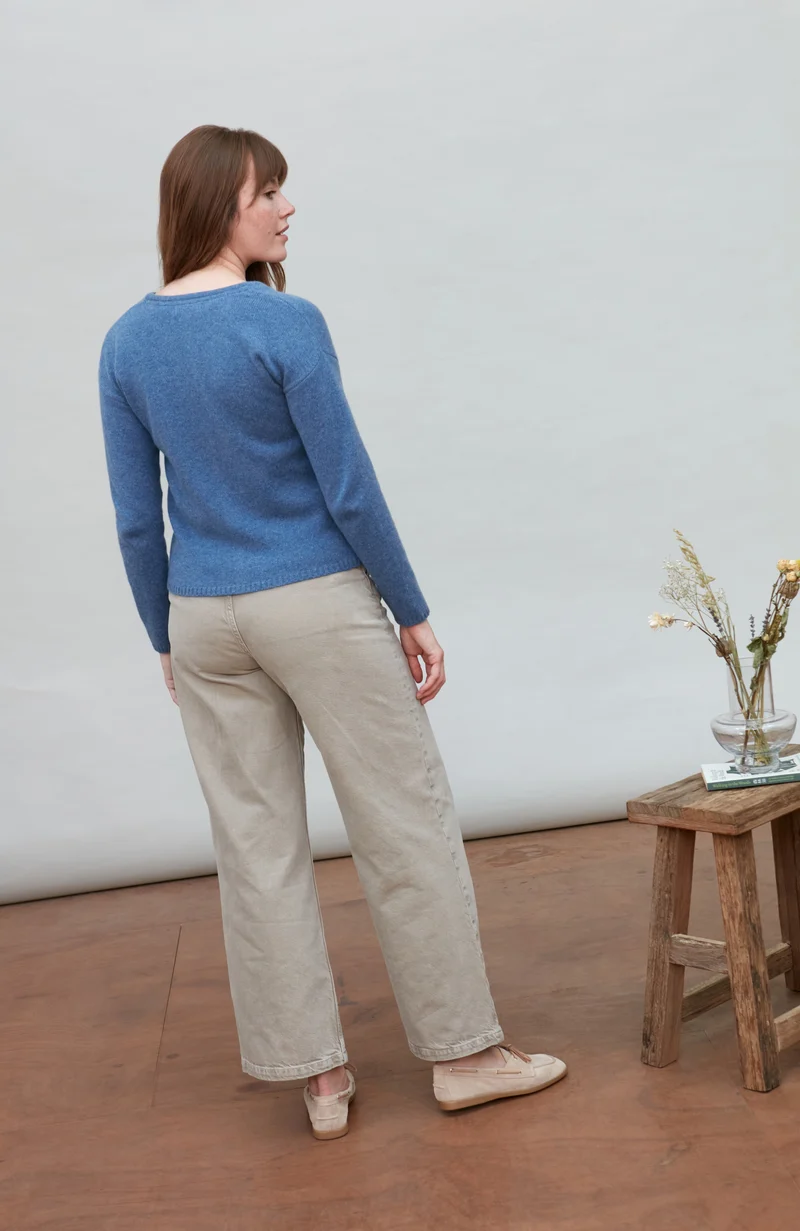 Mittelschwerer Damen-Cardigan mit Rundhalsausschnitt aus 100 % Lammwolle