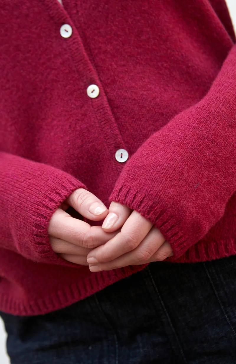 Mittelschwerer Damen-Cardigan mit Rundhalsausschnitt aus 100 % Lammwolle