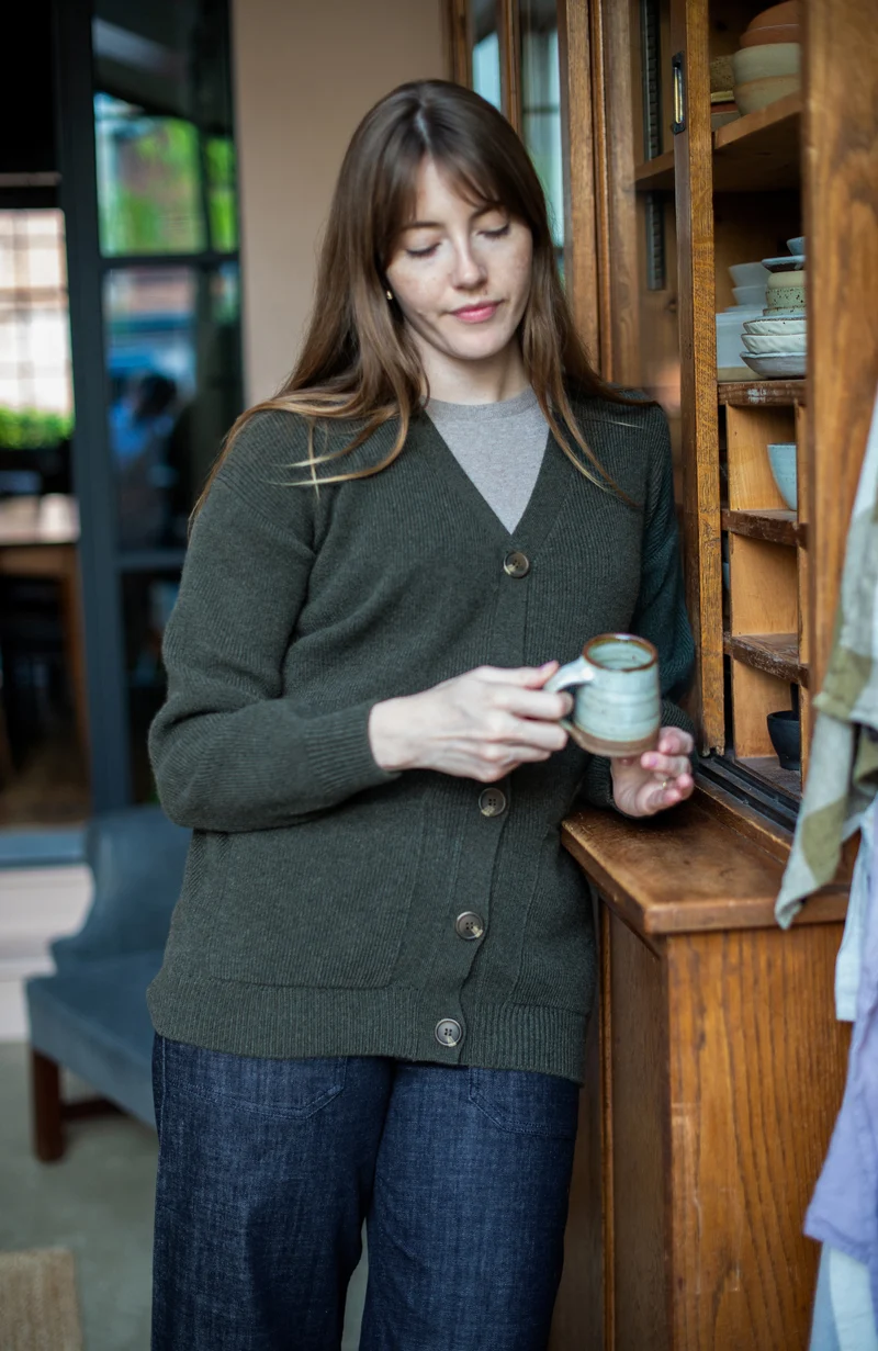 Gerippter Damen-Cardigan aus 100 % Lammwolle mit V-Ausschnitt und Taschen