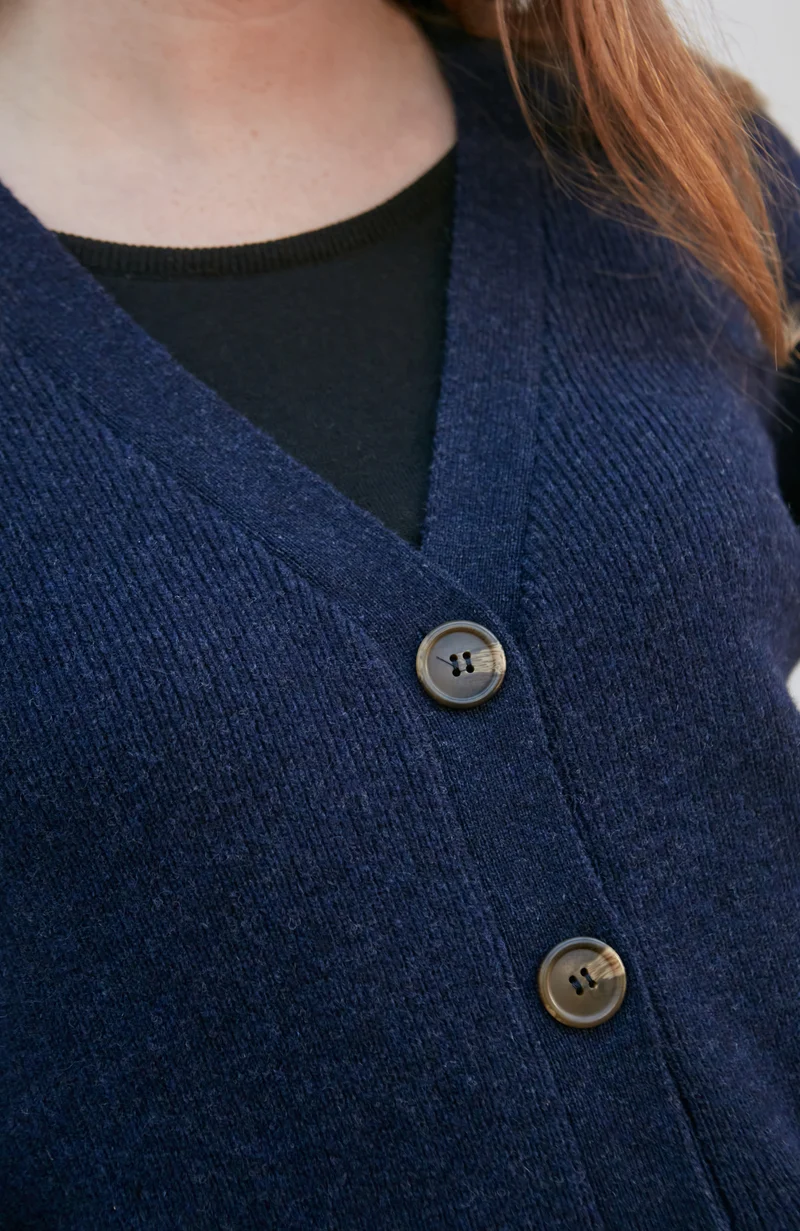 Gerippter Damen-Cardigan aus 100 % Lammwolle mit V-Ausschnitt und Taschen