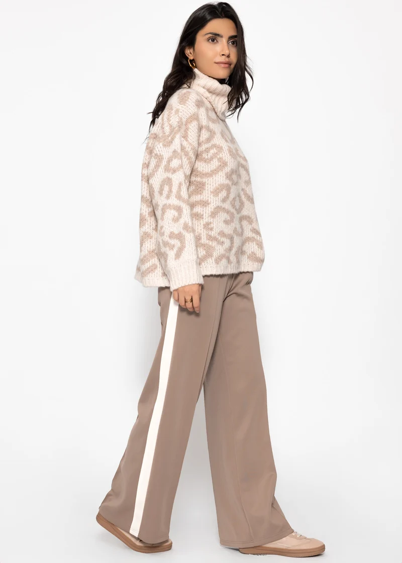 Rollkragenpullover mit Leomuster - beige