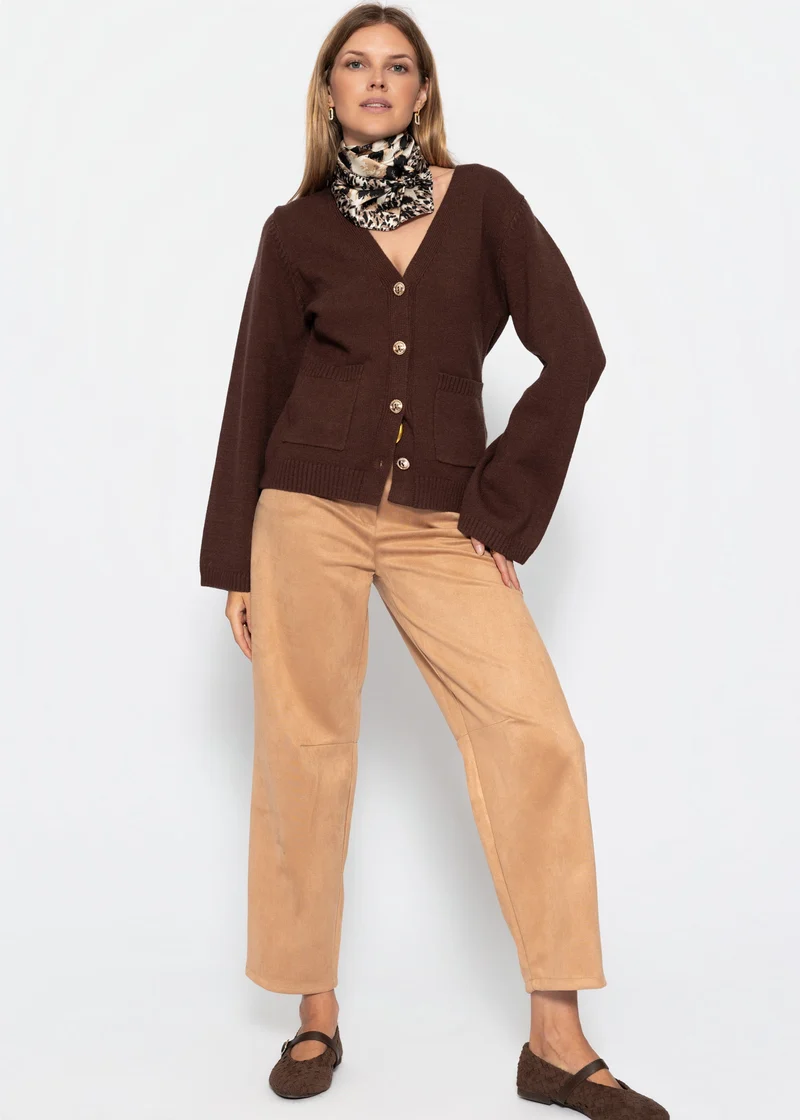 Strickjacke mit V-Ausschnitt und Goldknöpfen - braun