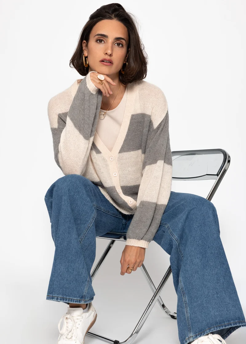 Gestreifter Feinstrick Cardigan mit V-Ausschnitt - grau-hellbeige
