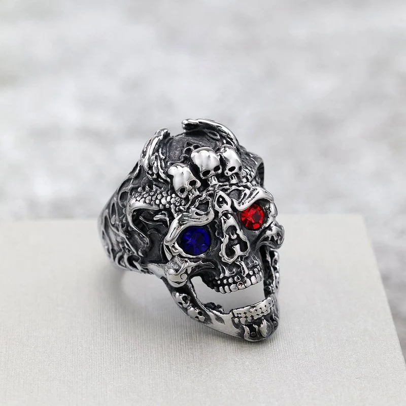 Punk-Ring für Herren mit Totenkopfmotiv in Blau und Rot