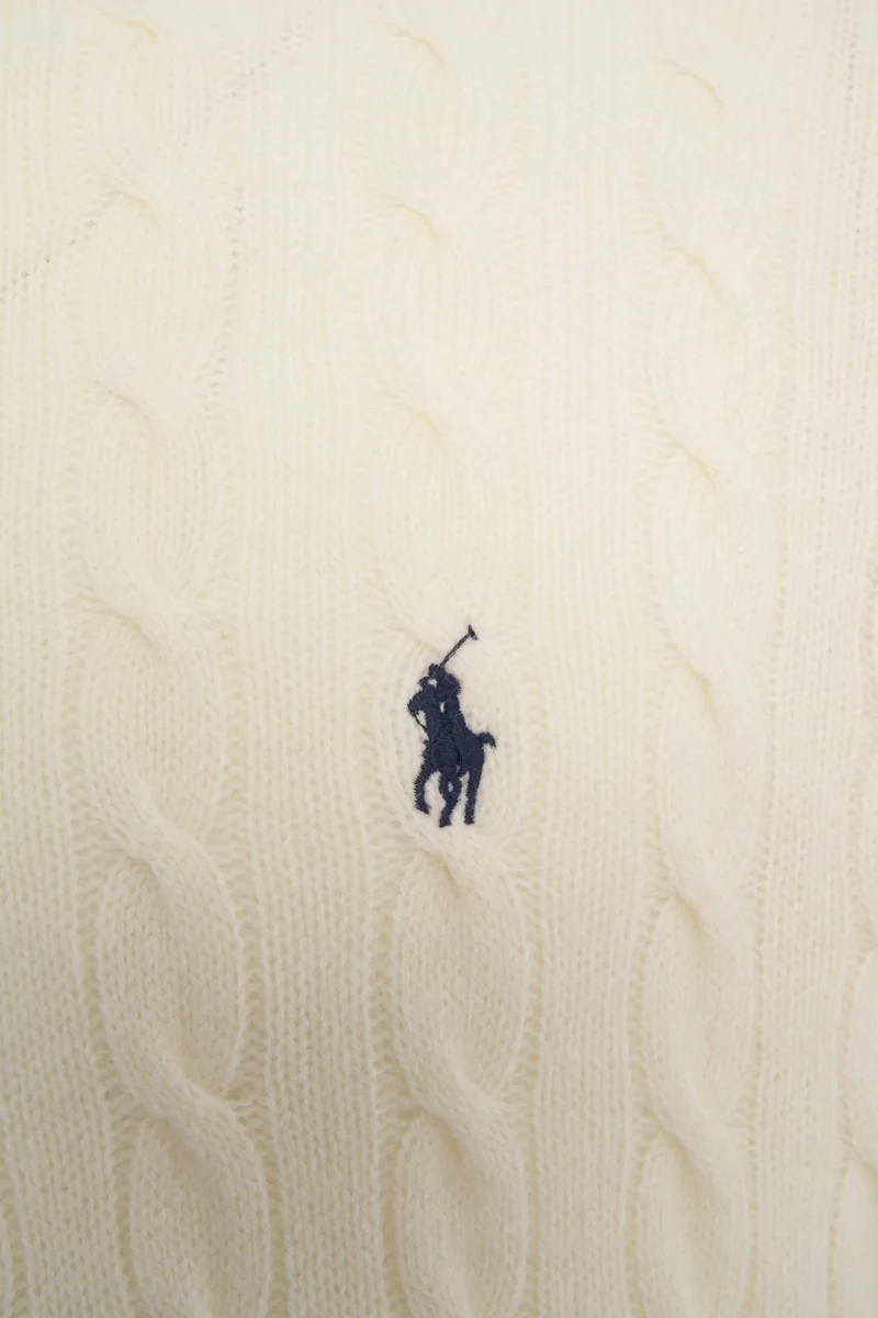 Maglione a collo alto con lavorazione a trecce