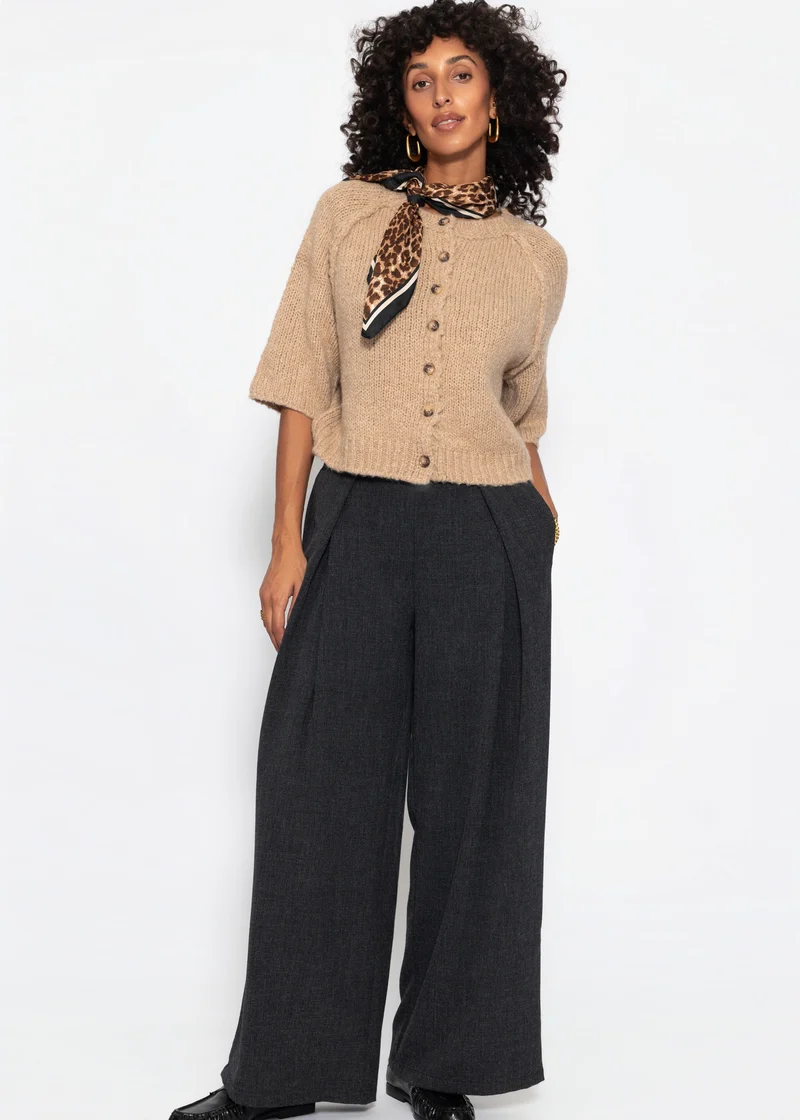 Kurzarm Cardigan mit Außennähten - beige