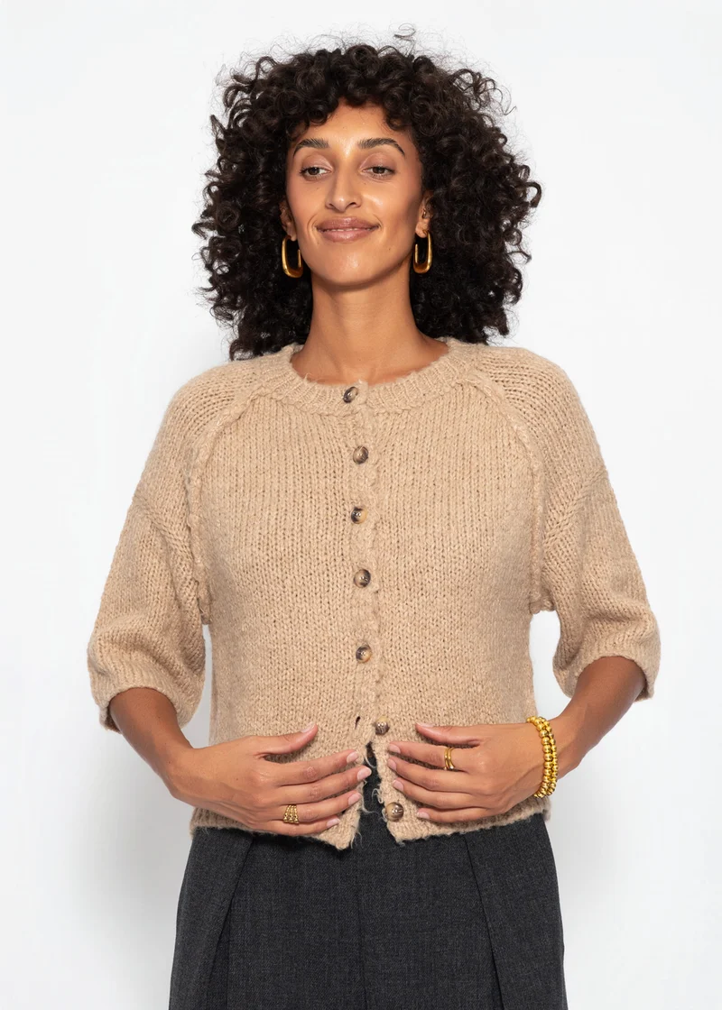 Kurzarm Cardigan mit Außennähten - beige