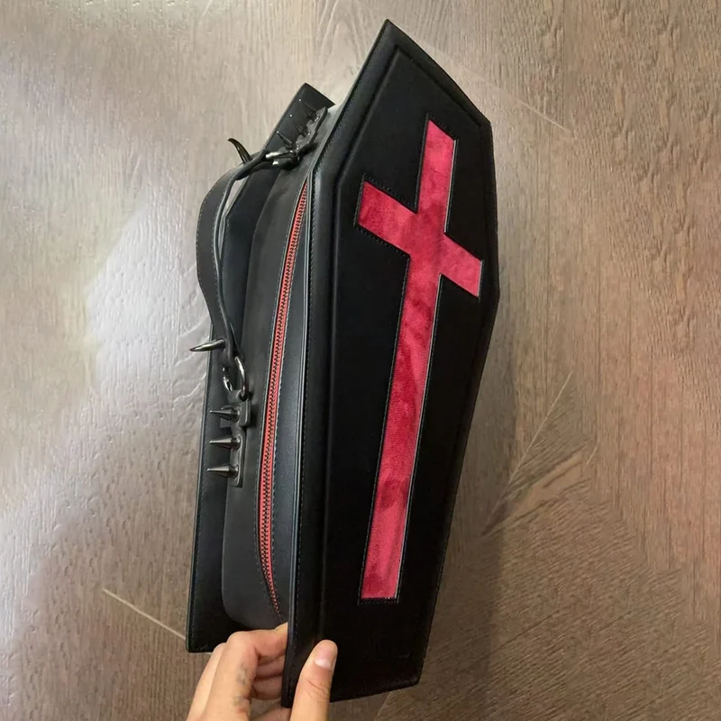 Schwarze gotische Sargtasche für Damen mit Kreuzmotiv, Fledermausflügeln und Sargform